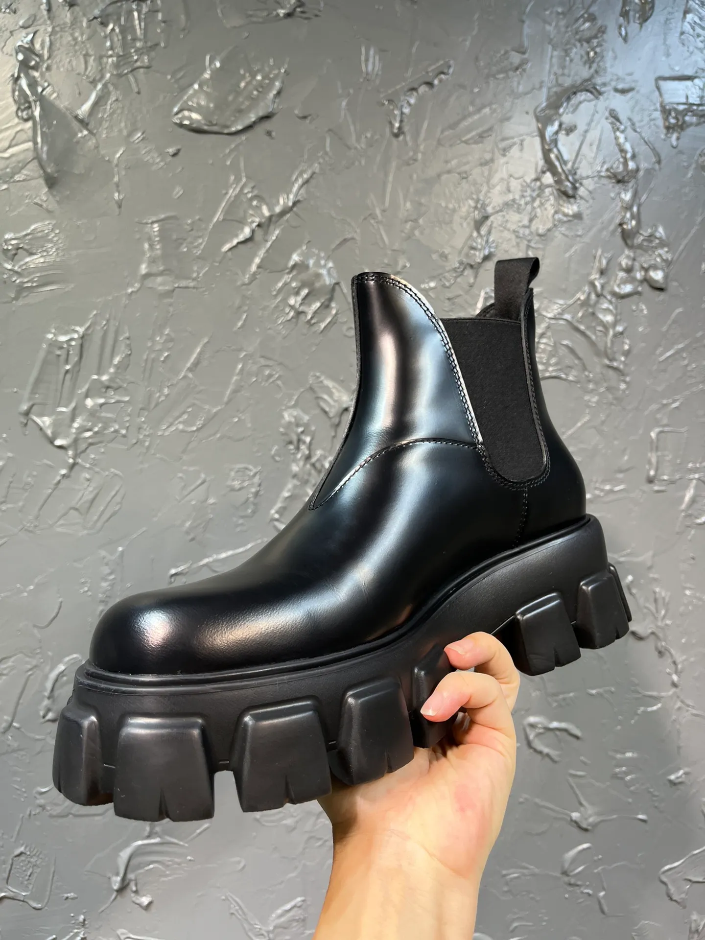 Men's shoes 💰820💰 🔥🔥🔥Upgraded version 2025 new Prada Prada triangular enamel logo, round-toe elastic Martin boots, original one-to-one development, outsole one-to-one private molding, the fabric is made of imported open edge beads, lining cowhide, foot-pad cowhide, sole height 5cm, outsole original rubber foam sole, full package, code number 39-46